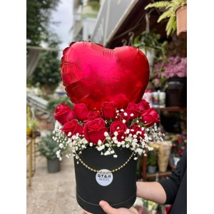 Siyah Kutuda Kalp Balonlu Kırmızı Güller