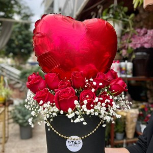 Siyah Kutuda Kalp Balonlu Kırmızı Güller