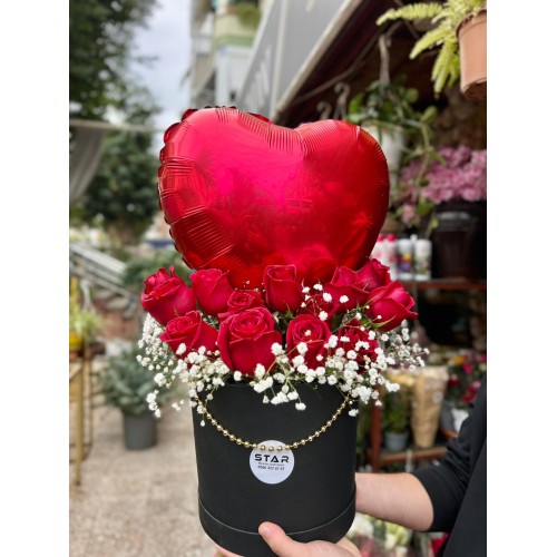 Siyah Kutuda Kalp Balonlu Kırmızı Güller