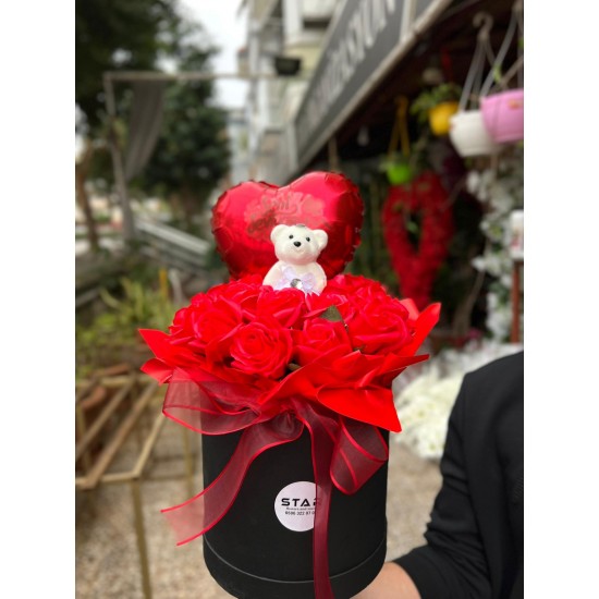 Kutuda Yapay Gül ve Ayıcık