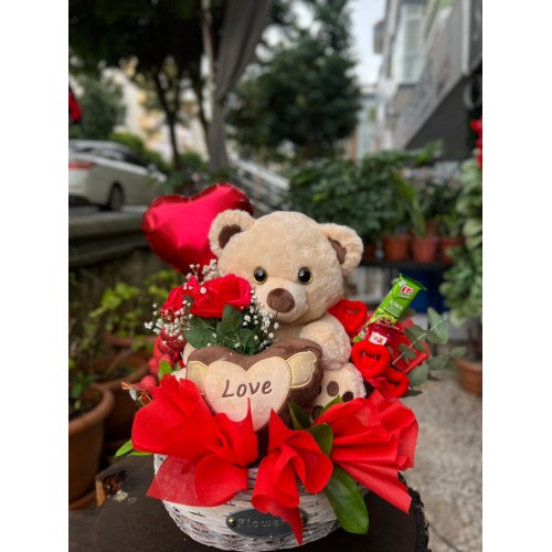 Sevgiliye Hediye Sepeti: Ayıcık, Güller ve Çikolata