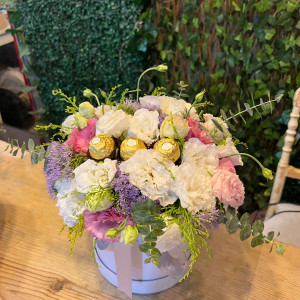 Beyaz Kutuda Çİçek ve Çikolata Aranjmanı