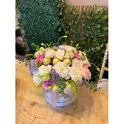 Beyaz Kutuda Çİçek ve Çikolata Aranjmanı