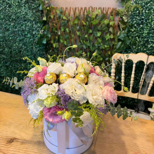 Beyaz Kutuda Çİçek ve Çikolata Aranjmanı