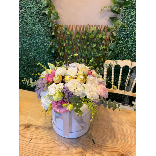 Beyaz Kutuda Çİçek ve Çikolata Aranjmanı