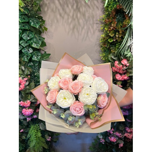 Zarif Pembe ve Beyaz Yapay Gül Buketi