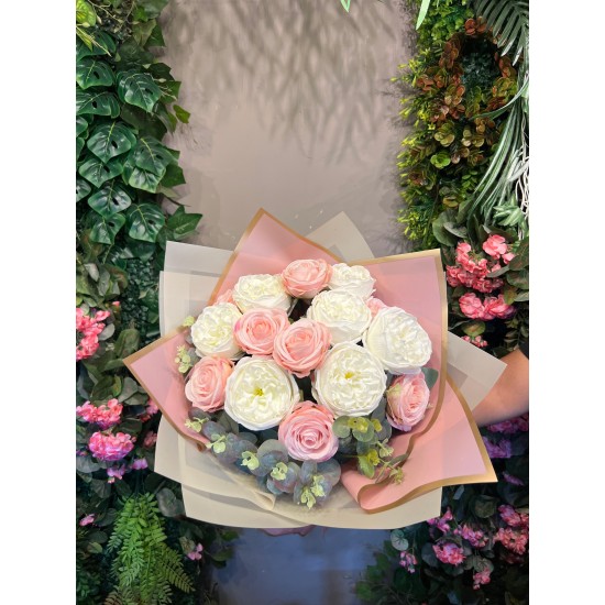 Zarif Pembe ve Beyaz Yapay Gül Buketi