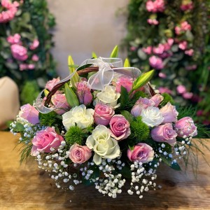 Sepette Pembe ve Beyaz Güller Aranjmanı