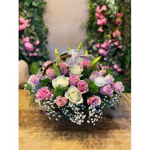 Sepette Pembe ve Beyaz Güller Aranjmanı