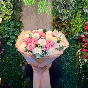 Karışık Lisyantus ve Gül Buketi