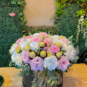 Kutuda Lisyantus ve Çikolata Aranjmanı