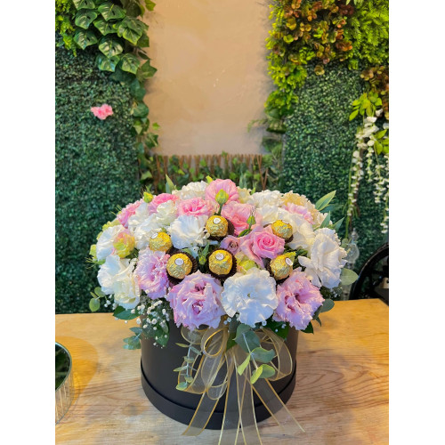 Kutuda Lisyantus ve Çikolata Aranjmanı